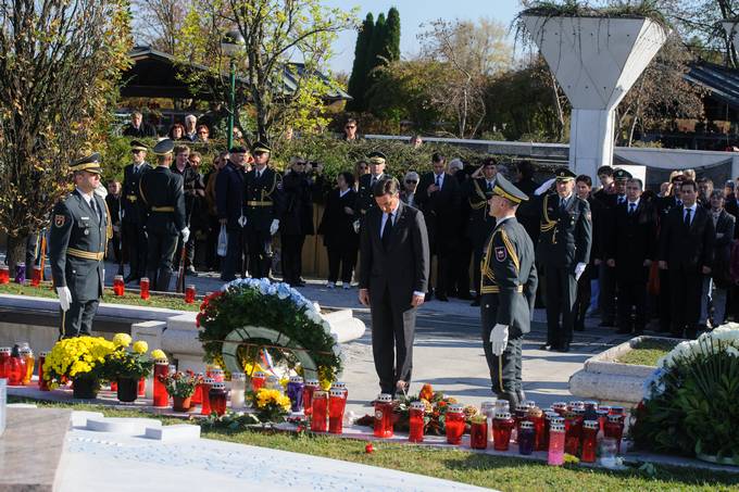 Predsednik republike Borut Pahor je v spremstvu predsednika Državnega zbora Republike Slovenije Janka Vebra, predsednice Vlade Republike Slovenije mag. Alenke Bratušek, predsednika Državnega sveta Republike Slovenije Mitje Bervarja, načelnika Generalštaba Slovenske vojske brigadirja Dobrana Božiča ter generalnega direktorja Policije Stanislava Venigerja ob dnevu spomina na mrtve na ljubljanskem Pokopališču Žale položil venec pri Pomniku padlim v vojni za Slovenijo 1991